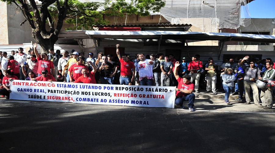 TRABALHADORES PROTESTAM EM OBRA NO CENTRO DE CAMPO GRANDE