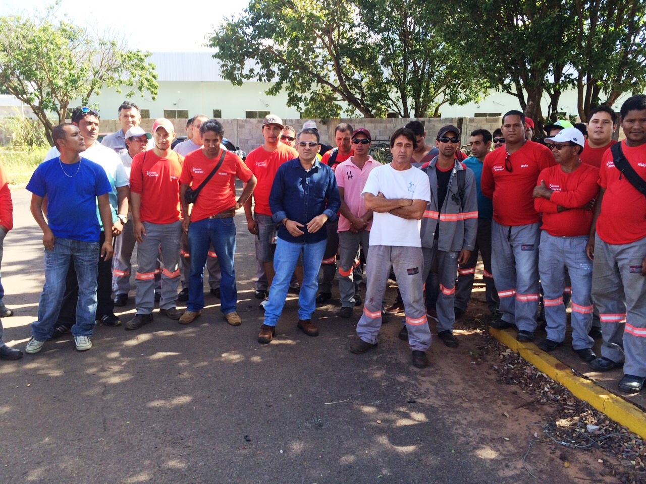 Sem salário, trabalhadores de terceirizada da Energisa param