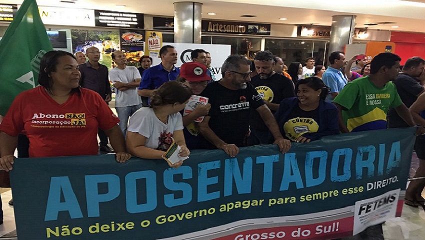 MANIFESTANTES CONTRA A REFORMA DA PREVIDÊNCIA PRESSIONAM DEPUTADOS FEDERAIS DE MS