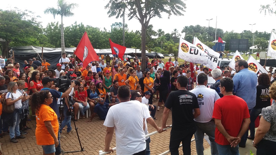 MANIFESTANTES DEIXAM ACAMPAMENTO EM FRENTE A CASA DE DEPUTADO FEDERAL