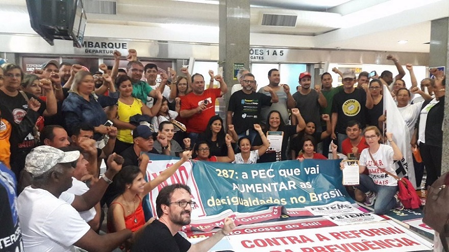 MANIFESTANTES OCUPAM AEROPORTO NESTE DOMINGO